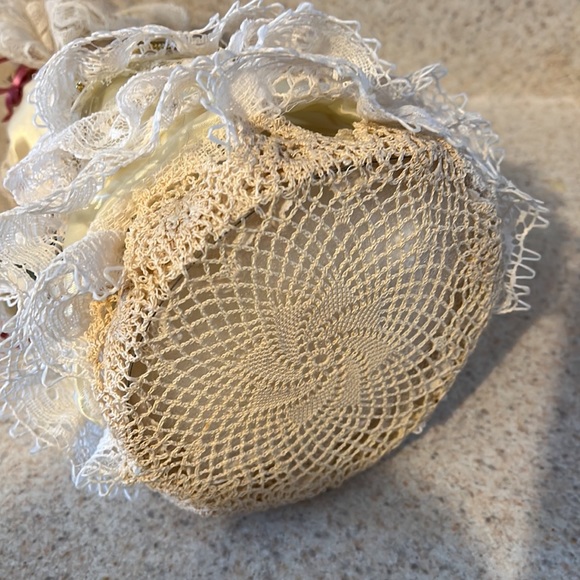 Table top Angel, lace body@ wings,crocheted hem, flower@ pink bow. - Picture 4 of 4